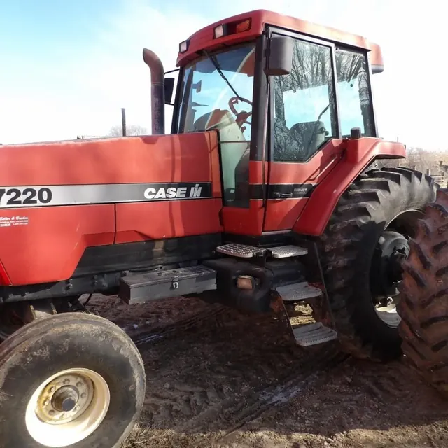 Case IH Magnum 7220 row-crop tractor